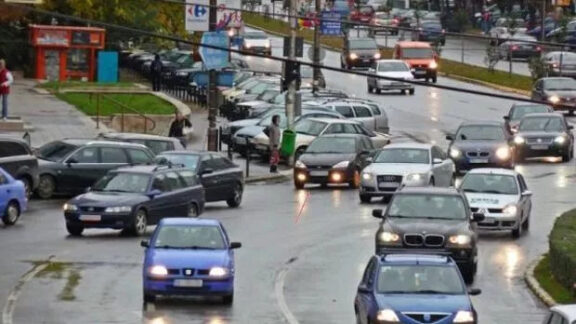 Mașini cu faruri aprinse