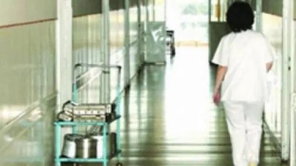 O femeie care merge prin spital