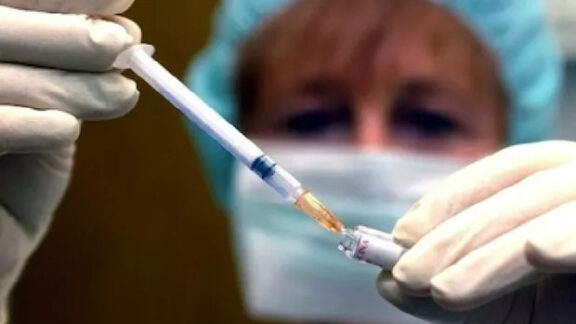 Femeie cu seringă în mână