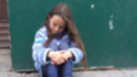 O fetiță așezată