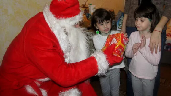 Fiicele pompierului decedat vizitate de Moș Crăciun