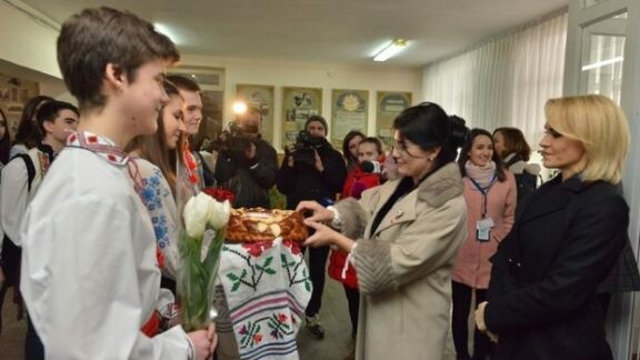 (FOTO) Silvia Radu și Gabriela Firea au vizitat Liceul „Mihai Eminescu” și biblioteca „Onisifor Ghibu” din capitală