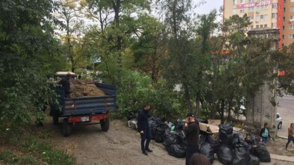 (GALERIE FOTO) Peste 120 de persoane au salubrizat astăzi Cimitirul Eroilor Români din Chișinău