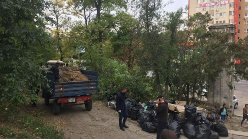 (GALERIE FOTO) Peste 120 de persoane au salubrizat astăzi Cimitirul Eroilor Români din Chișinău