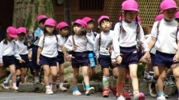 Educația la japonezi: copiii de 4 ani circulă singuri cu metroul