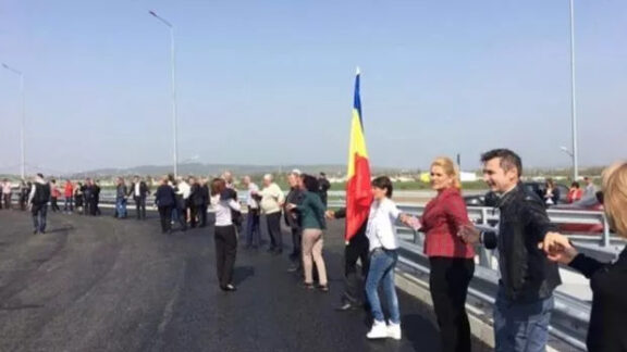 Giratoriu suspendat Hora Unirii