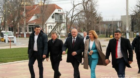 Igor Dodon i-a decorat pe doi lideri separatiști din Găgăuzia cu Ordinul Republicii