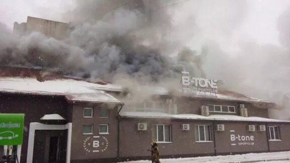 Şcoală care este cuprinsă de flăcări