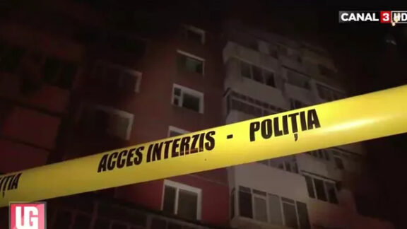 o bandă galbenă inscripționată