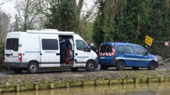 Două mașini lângă un canal