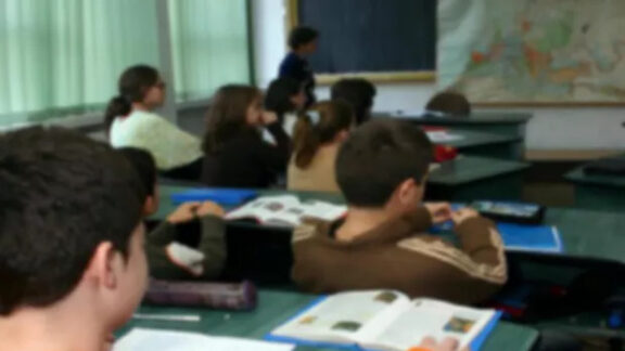 mai mulți elevi într-o clasă