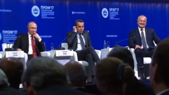 trei lideri de stat pe o scenă