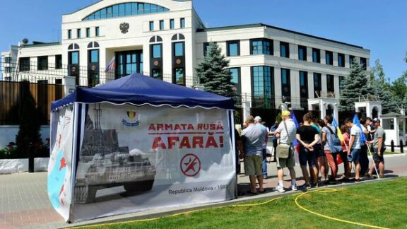 „La mulți ani! Plecați acasă!” Unioniștii au protestat împotriva agresiunii Federației Ruse