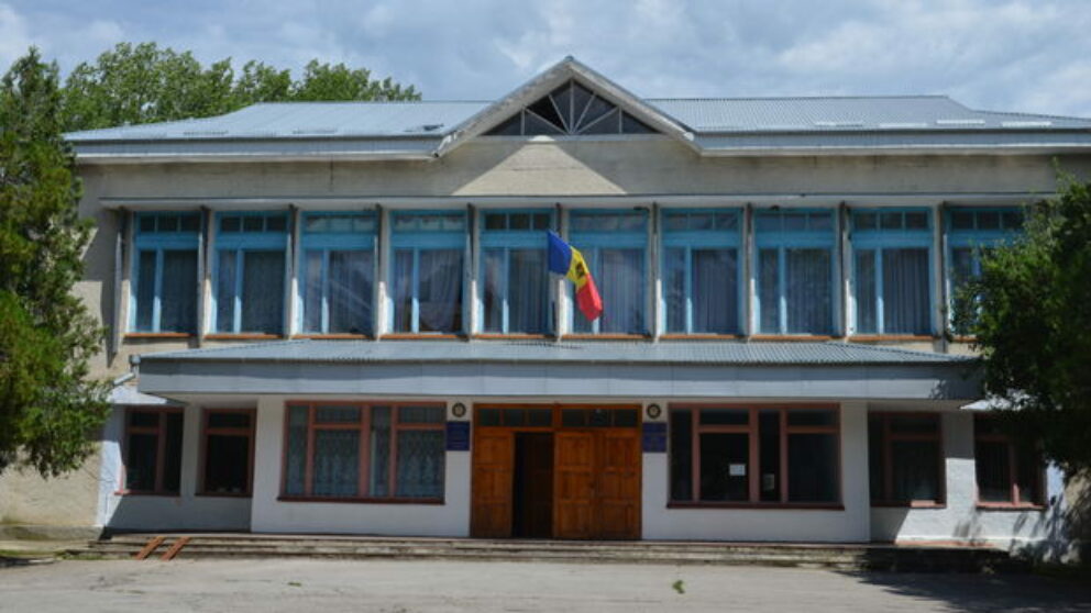 Liceul din oraşul Costești este reparat capital cu suportul Băncii Mondiale