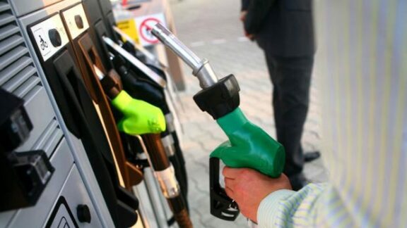 Prețul benzinei a scăzut sub 5 lei / litru