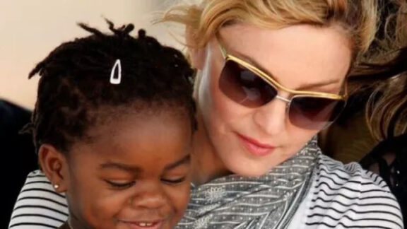 Madonna și copilul adoptat din Africa