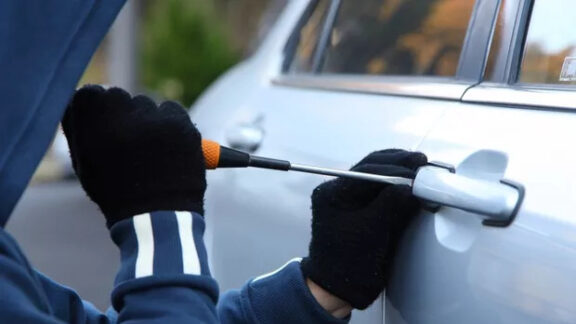 un minor fura masina