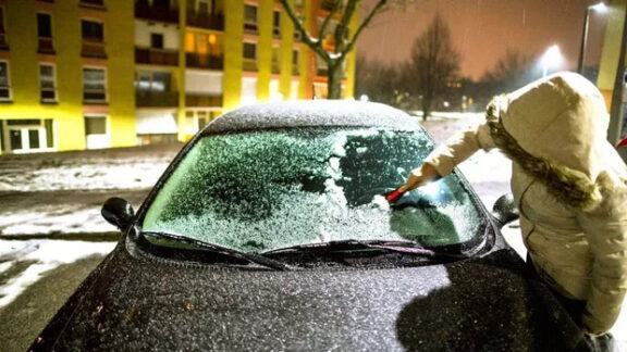 Mașină cu gheață și un om