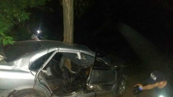 mașină izbită de copac