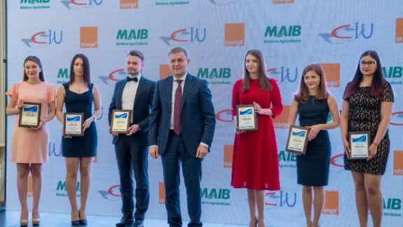 un grup de studenți