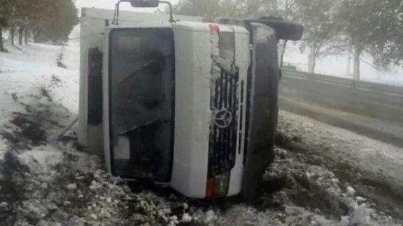 un microbuz răsturnat pe șosea