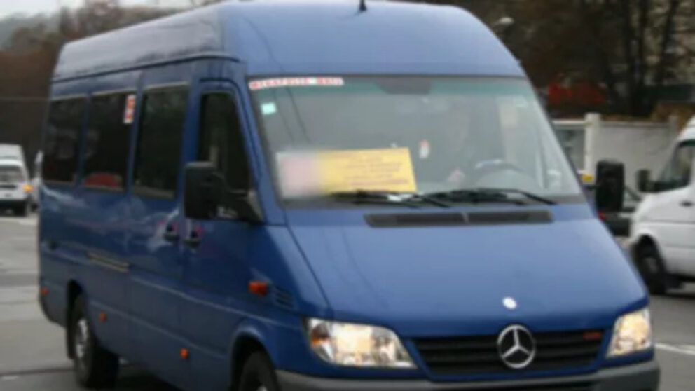 Un microbuz albastru
