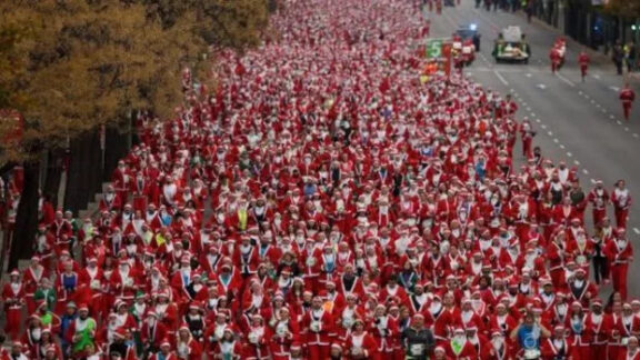 Mii de Moș Crăciuni pe străzile din Madrid