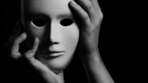 Omul care are mai multe măști!