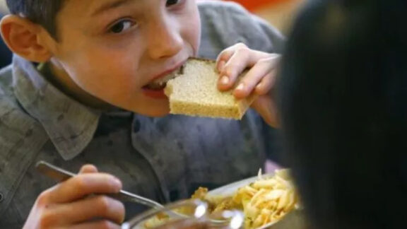 Un copil ce se alimentează fără a şti că termenul de valabilitate a produselor este scăzut