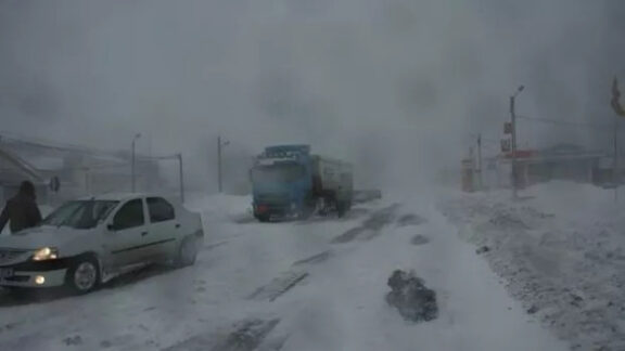 Drumuri şi maşini blocate în nămeţi