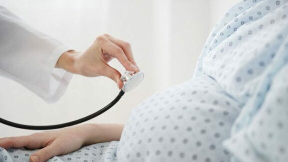 DECLARAȚIE// Numeroase mame spun că au trăit experiențe traumatizante fiind însărcinate sau în timpul travaliului