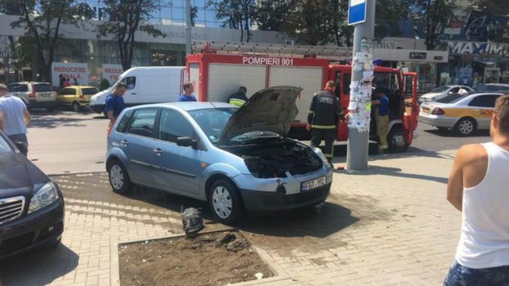 O mașină a luat foc în centrul Chișinăului! Vezi detalii