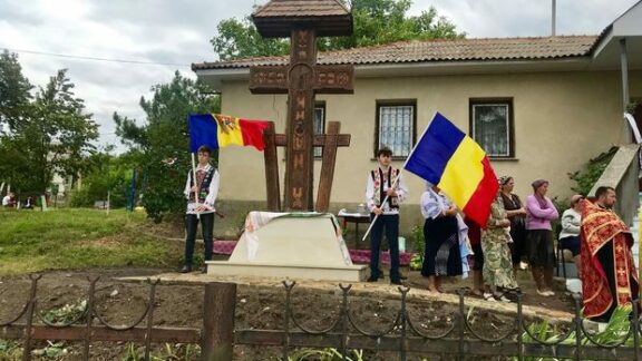 O Troiță Ostășească instalată după eliberarea Basarabiei de către armata română a fost restaurată și inaugurată astăzi în fața Muzeului de Istorie și Etnografie din Iurceni
