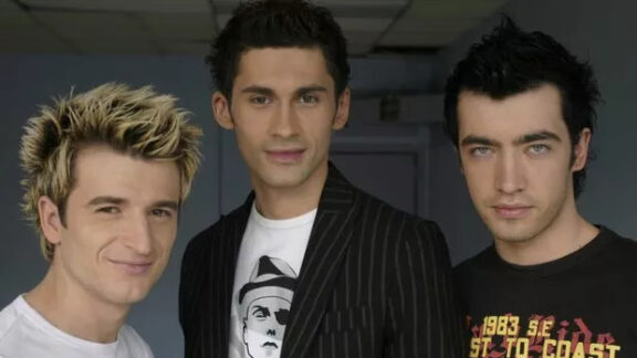 trei interpreți ce privesc în cadru