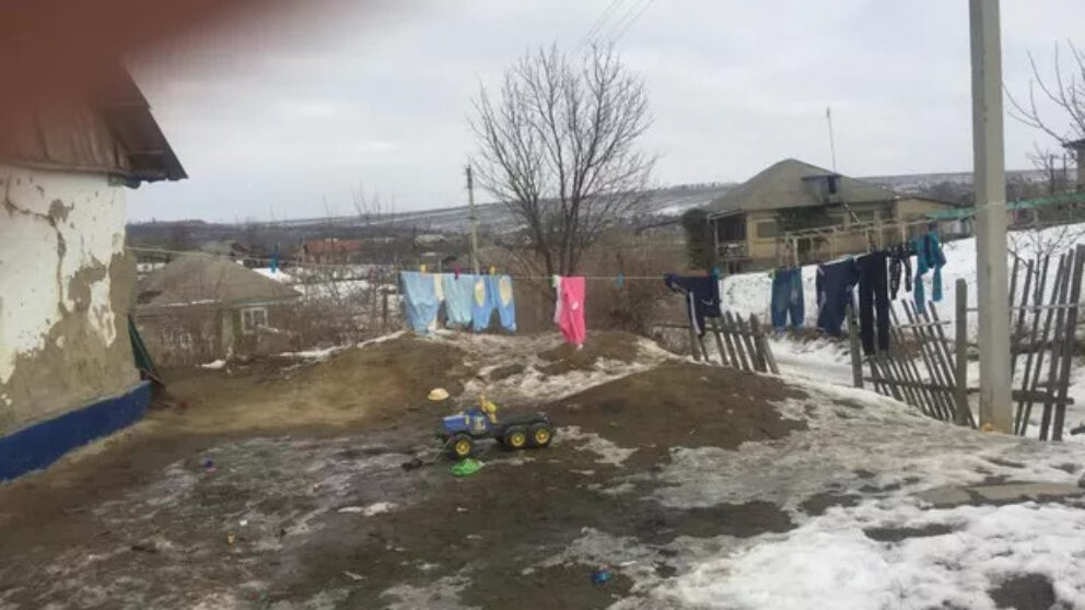 Case distruse și ogradă pustie