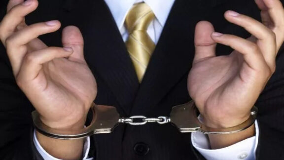 Om cu cătușe la mâini