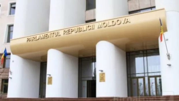 Intrarea din faţă a Parlamentului Republicii Moldova