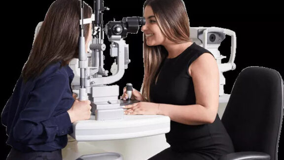 2  tinere specialiste în optometrie