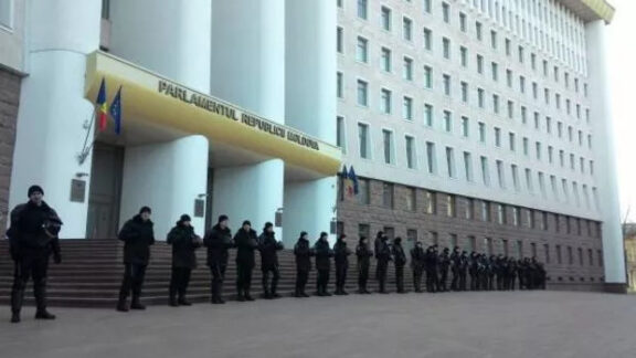 politisti in jurul parlamentului