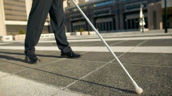 Persoanele cu deficienţe de vedere şi auz vor primi aparate medicale gratuite