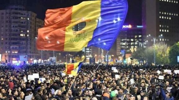 Peste 20 000 de protestatari în Piața Universității! Incidente între protestatari și jandarmi