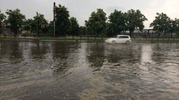 stradă inundată și mașini