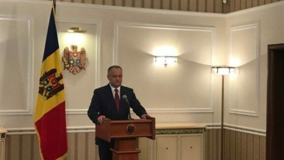 un om în fața unei mese