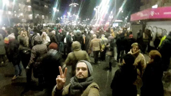 Un interpret alături de protestatari