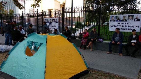 Protest în fața Președinției