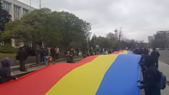 Tinerii protestează