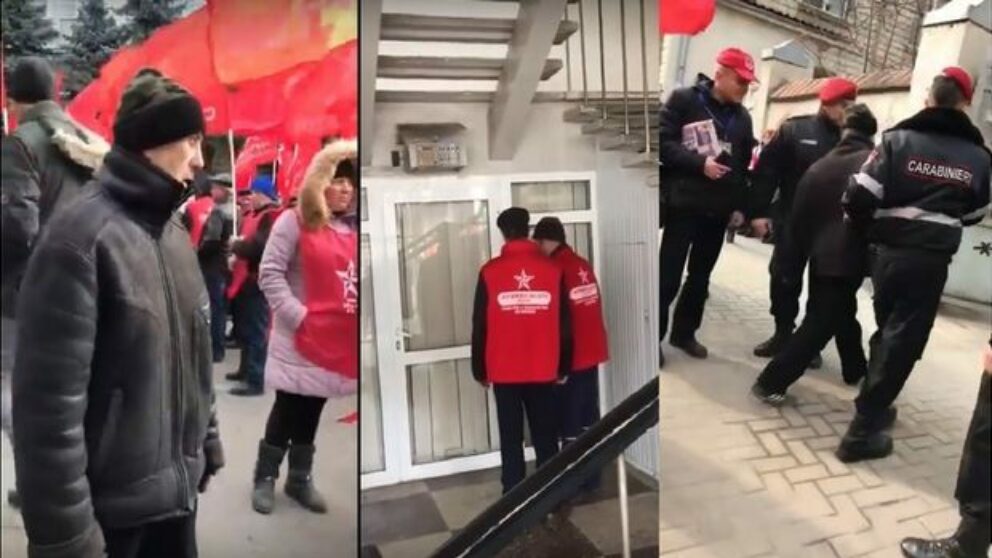 Membrii partidului PSRM au protestat în stare de breietate în fața la CEC