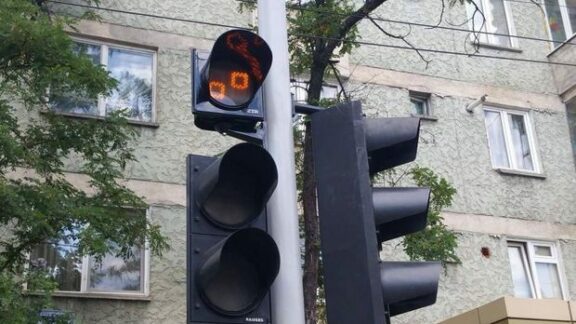 Au fost instalate treisprezece semafoare vorbitoare.