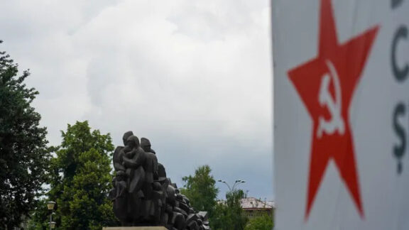 Sfidare a bunului simț! Socialiștii și-au instalat secera și ciocanul chiar în fața Monumentului Deportaților