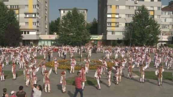 Slatina a intrat în Cartea Recordurilor! Mii de căluşari au dansat pe Esplanada din localitate